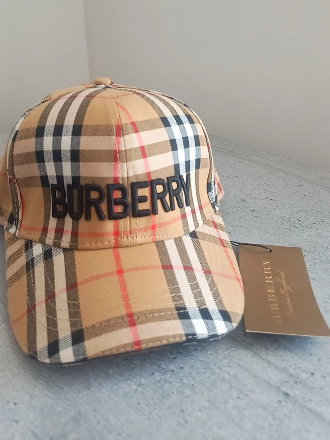 Burberry beige keps perfekt för sommaren