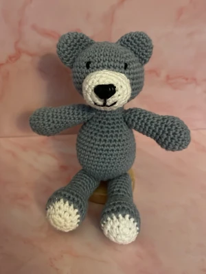 Virkad jeansblå nalle - Söt handvirkad björn i blått och vitt garn. Björnen har rund kropp, stora öron och broderad nos i svart. Perfekt som dekoration eller present till någon som gillar mjuka leksaker. Sittande 11 cm
