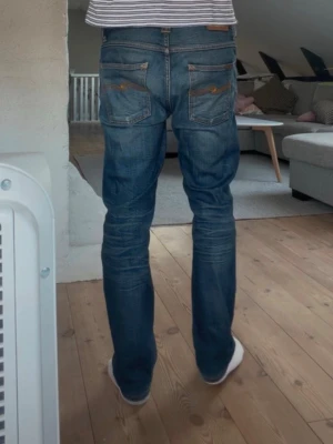 Nudie Grim Tim jeans - Sitter på ny skick/ Storleken  W30 L32/ det är inte skinny eller slim fit passform är regular fit normallt  bekväm fit liksom… 