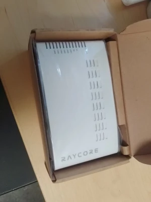 Raycore vit fiberkonverter - Säljer en vit fiberkonverter från Raycore. Enheten har flera ventilationshål, tydliga LED-indikatorer på ovansidan och portar märkta FIBER och LAN/TM på sidan. Kompakt och stilren design i plast, perfekt för nätverksinstallationer.