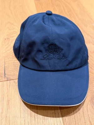 Loro piana keps  - Mycket snygg loro piana keps i nyskick. Oanvänd. 