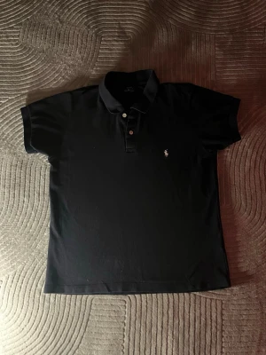 Ralph Lauren Piké - Ruggit najs Ralph lauren piké som har bra passform. Den är tightare i armarna och lite lösare på kroppen vilket gör den extra snygg och får armarna att poppa lite. Färg: marinblå. Skriv vid frågor 👕📦