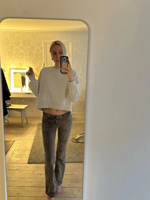 Bruna leopardmönstrade leggings - Säljer ett par bruna leggings med leopardmönster och utsvängda ben. De har hög midja och sitter tight upptill för en snygg siluett. Perfekta för dig som vill sticka ut lite extra med ett djurmönster i garderoben.