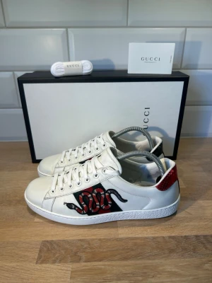 Gucci Ace Snake - Gucci Ace i mycket bra skick | Storlek: 41,5 kan passa 42,5 | Ingår: Box, extra snören och kort | Vid frågor eller diskussion om pris är det bara att skriva✍🏼| Frakt inom 48h📦
