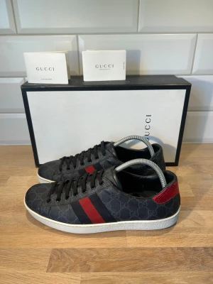 Gucci Ace - Gucci Ace i mycket bra skick | Storlek: 42,5 kan passa 43,5 | Ingår: Box och kort | Vid frågor eller diskussion om pris är det bara att skriva✍🏼| Frakt inom 48h📦