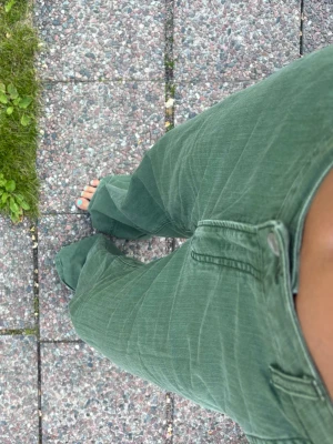 Gröna vida jeans - Snygga gröna jeans från jeanerica, med raka, vida ben och hög midja. 