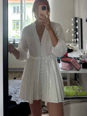 Vit kort klänning med broderie anglaise - Söt vit kort klänning i broderie anglaise! Jag är 175 för referens😊