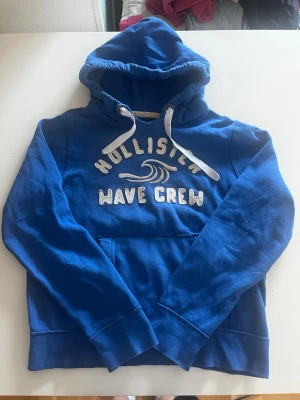 Hollister California hoodie wave surf (eftertraktad) - Riktigt snygg och eftertraktad Hollister California wave surf hoodie. fint skick inga fel storlek M kan ta mått vid behov. Endast 415kr ej hugget i sten kom gärna med frågor och prisförslag har även mycket mer liknande i min profil alla storlekar kolla gärna stor rabatt vid köp av flera 😁✌️