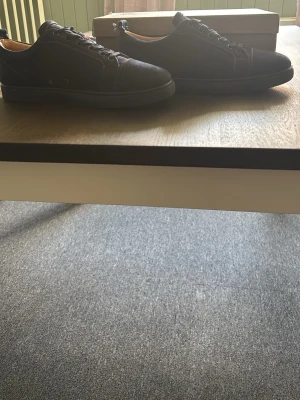 Mörkblå sneakers i mocka - Snygga mörkblå sneakers i mocka från Christian Louboutin. De är i bra skick inga defekter men lite använda. kvitto box o alla tags följer med säljer för att ja inte använder de längre 