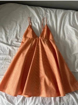 Kort orange sommarklänning - Söt orange kort klänning ifrån Zara. Använd fåtals gånger då den inte passar mig som jag vill. Kom privat vid frågor❤️
