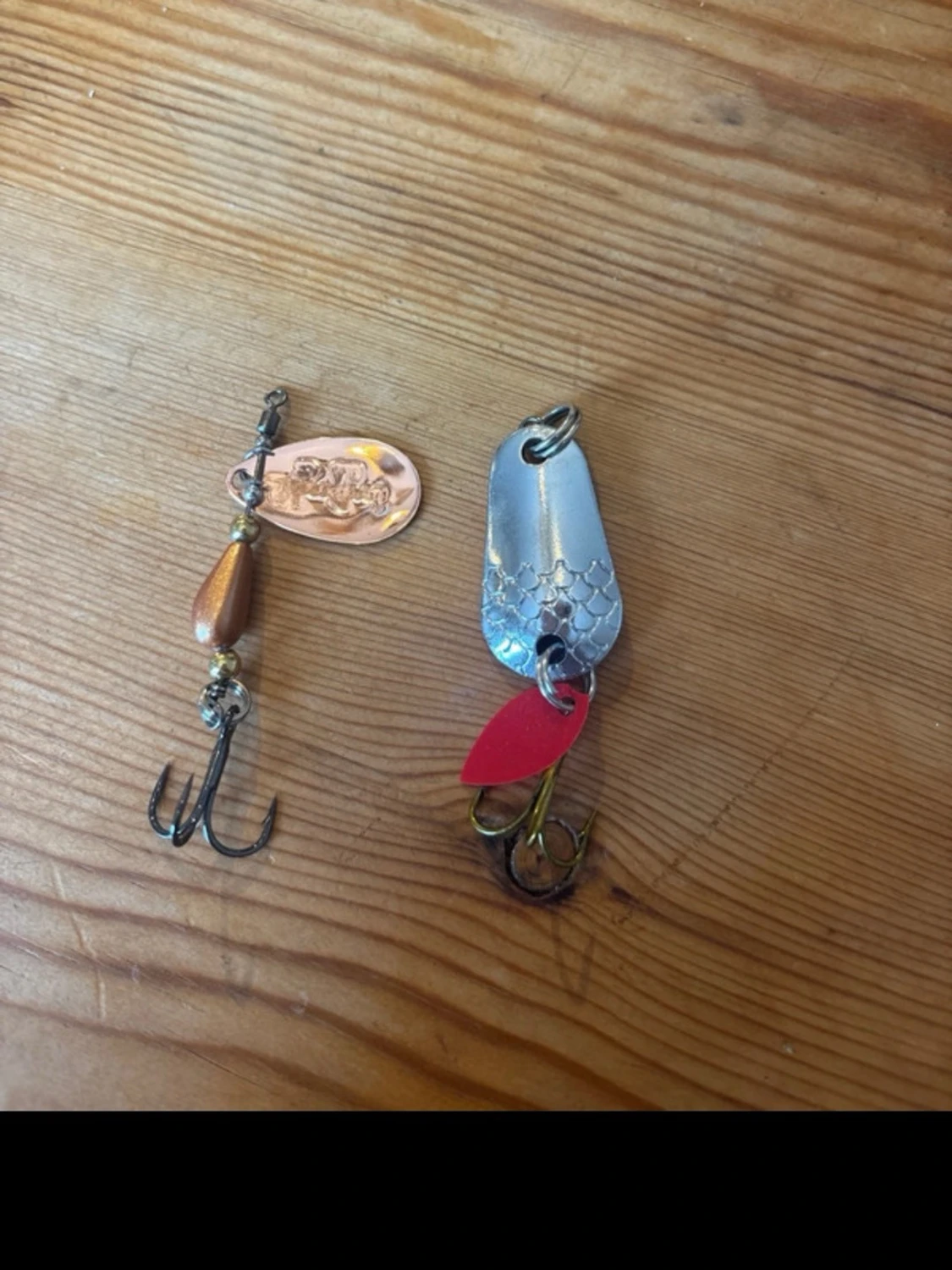 Två fiskedrag i metall