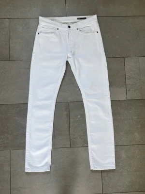 Dondup George  - Vita Dondup George jeans Skinnyfit - Storlek W32 - Skick 9/10 - Hör av dig vid minsta fundering!