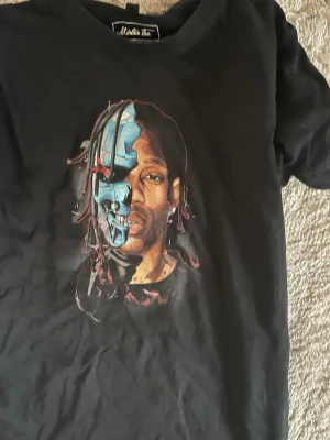 Svart t-shirt  - Travis scott T-shirt från mister tee i s
