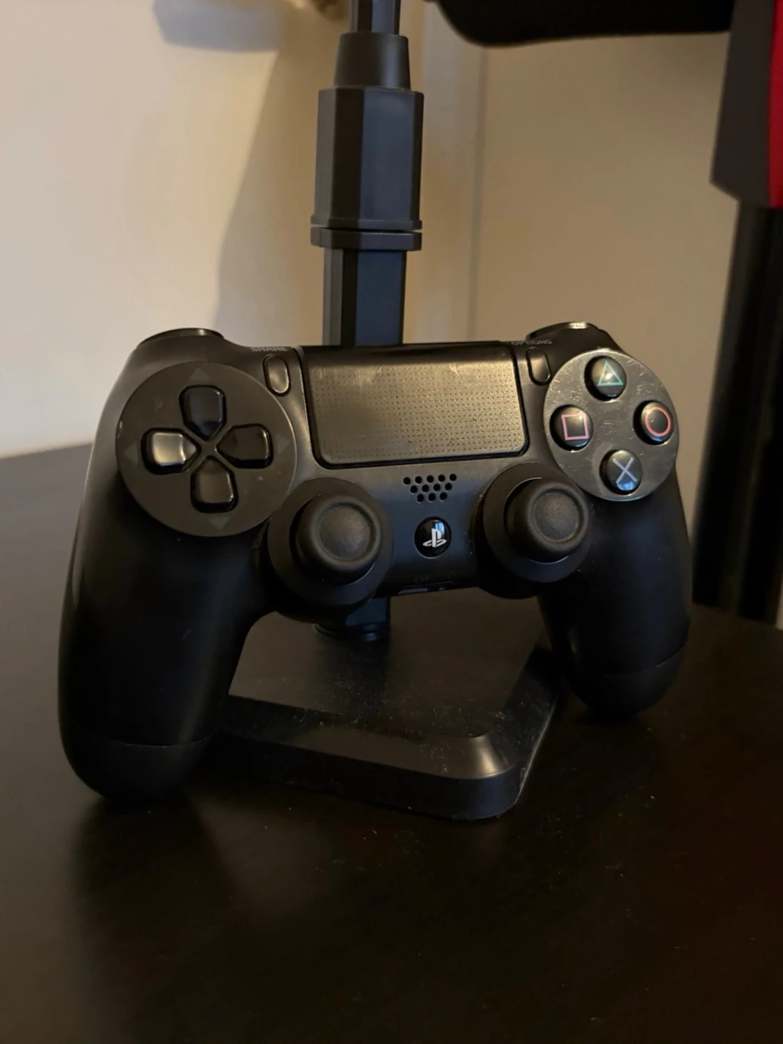 PlayStation 4 med svart handkontroll - 1