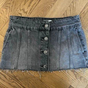 Grå jeanskjol med knappar - Såå cool grå jeanskjol från Weekday i storlek 34/XS🤩 Aldrig använd, säljer då den tyvärr ej passar