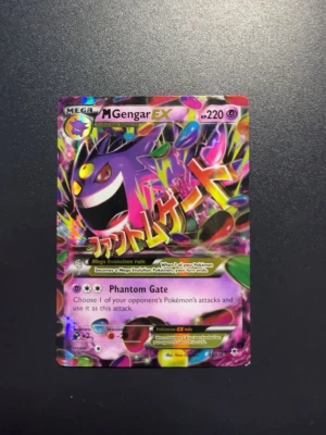 Pokémonkort Mega Gengar EX - Säljer ett färgstarkt Pokémonkort av typen Mega Gengar EX med holografisk finish. Kortet har en mix av lila, rosa och svarta färger med japansk text och coola effekter. Perfekt för samlare eller Pokémonfans som vill utöka sin kortlek.