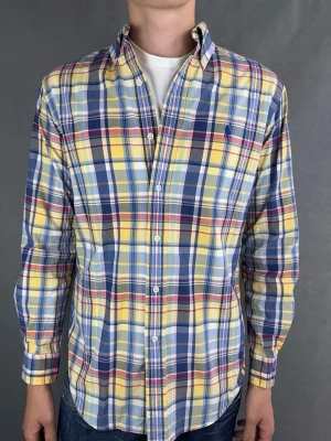 Ralph Lauren skjorta - Ralph Lauren Skjorta Märke: Polo Ralph Lauren Storlek: S Passform: Classic fit Färg: Gulblå mönstrad Skick: Mycket bra Beskrivning: utan defekter. Modellen på bilden: 183 cm / 74 kg