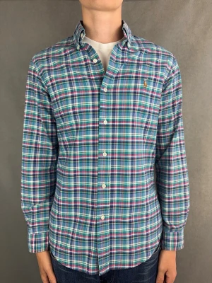 Ralph Lauren skjorta - Ralph Lauren Skjorta Märke: Polo Ralph Lauren Storlek: M Passform: Slimfit Färg: Rosalila mönstrad Skick: Mycket bra Beskrivning: utan defekter. Modellen på bilden: 183 cm / 74 kg