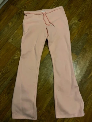 Rosa nitted byxor - Rosa nitted byxor i storlek S. De är bootcut/flare. Använd någon enstaka gång.