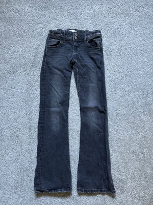  bootcut lowaist jeans - Säljer ett par snygga bootcut jeans med lågmidja💕💕 Välanvända och var ett par av mina favoriter, men fortfarande bra skick!