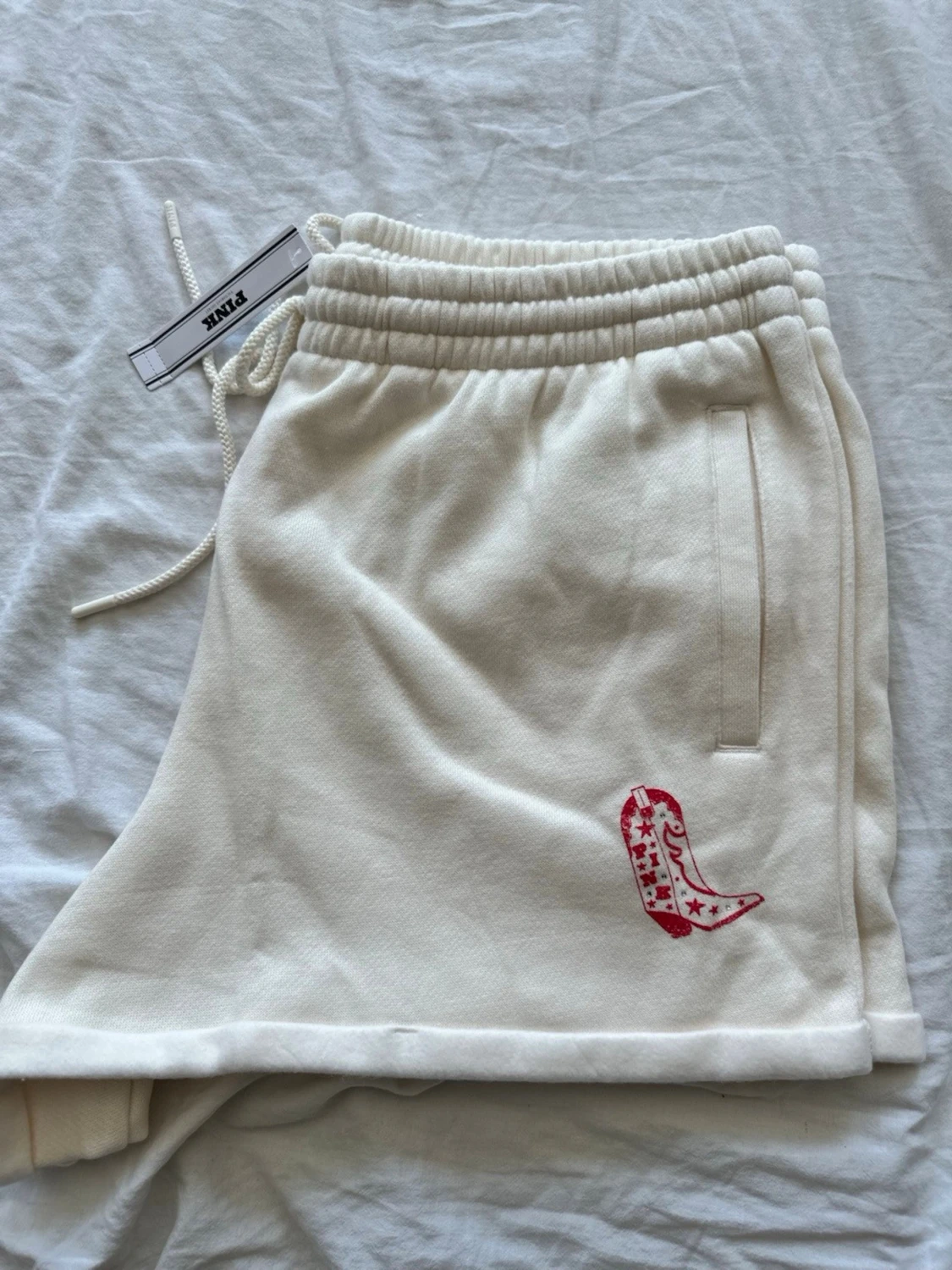 Vita shorts med röd text och cowboy-boot från Pink - 1