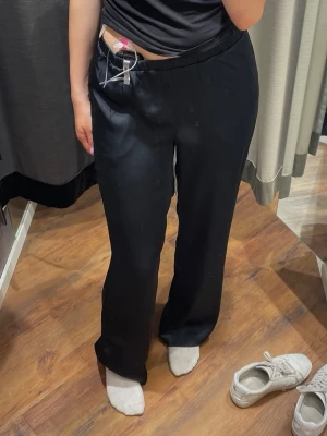 Svarta satinbyxor från BikBok - Ett par jättefina svarta satinbyxor från BikBok. Jättesköna! Kan användas både som vardagsbyxor, mjukisbyxor eller till och med pyjamasbyxor om man vill. Storlek S. Aldrig använda så de är i nytt skick! Kontakta om du har frågor💕