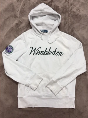 Vit Wimbledon hoodie Polo Ralph Lauren - Säljer en unik hoodie: officiell hoodie från Wimbledons 125-årsjubileum (2011). Väldigt sällsynt plagg! Storlek: S! Bra skick! Hör av dig vid frågor!