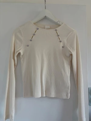 Zara långärmad topp  - Säljer en ribbad cremevit långärmad topp. Nästan aldrig använt, skriv vid frågor. 