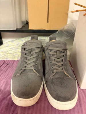 Gråa Christian louboutins  - Grå Christian louboutins som är använda ett par gånger i storlek 47, mockat är i top skick, inga märken eller skav på mockat bara den röda sulan som blir smutsig vid användning. Skickas samma dag eller dagen efter köpet, kom pm vid intresse eller funderingar mvh 