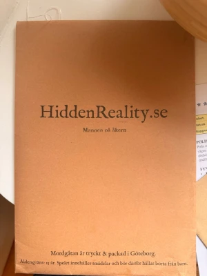HiddenReality.se Mordgåta: Mannen på åkern - En lördagskväll 1994 hittas en ung man mördad på en åker i en lugn, svensk by. Över 30 år senare vet fortfarande ingen vem som mördade honom. Det är ert uppdrag som privatdetektiver att äntligen knäcka lösningen. Den lite helt ny. Bara öppnad nu för att visa innehållet, annars är den helt ny och ospelad. Jag råkade beställa denna som jag spelat en gång innan. Därav säljer jag den helt ny nu. 