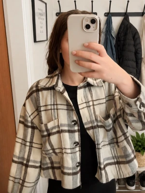 Beige och brun rutig overshirt/jacka💕 - Har använts fåtal gånger, inge smuts eller fläckar på🥰