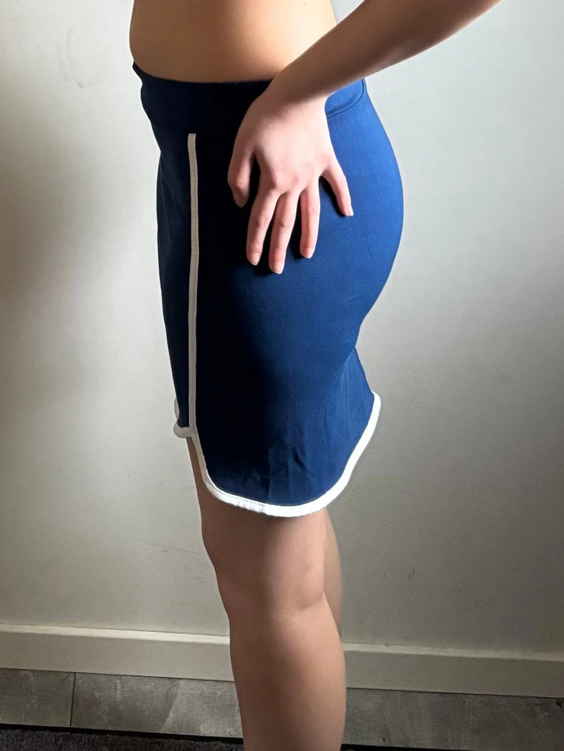 Blå sportig kortkjol med vita detaljer - 1