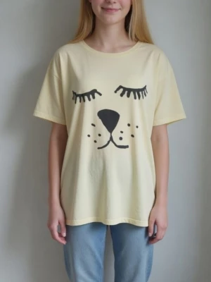 Ljusgul topp / Tshirt med djuransikte. Bomull. Luftig. Strlk: XS-SMALL. - Ljusgul topp/Tshirt med djuransikte. Bomull. Luftig/sval i tunnare, mjuk bomull Strlk: XS-SMALL. Modellen visar ungefär hur den ser ut på.