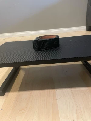 Svart rutigt bälte  - 📏 110 cm ✨ Mycket bra skick 📸 Precis som på bilderna 📦 Skickas inom 24h ❓ Skriv gärna vid frågor 💎 helt ny