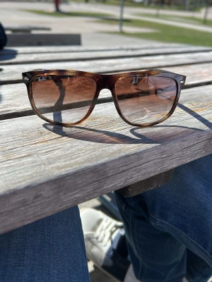 Bruna Ray-Ban solglasögon - Ray-Ban  boyfriends helt nya typ fodralet tillkommer.