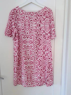 Superfräsch klänning 👗  - Använd en gång. Raksydd men också snygg med smalt bälte. Snygg slits framtill. Lätt puffarm. Längd 86 cm Axelbredd 37 cm Från Only.