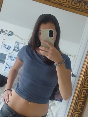 Blå topp med kort ärm - En enkel och stilren blå croppad topp med korta ärmar och rund halsringning. Perfekt att matcha med jeans eller kjol för en avslappnad look.