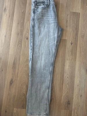 Grå Jeans  - Grå Jeans från Jack and Jones. Stl 32/34. Väldigt bra skick. Hör av dig vid frågor! 