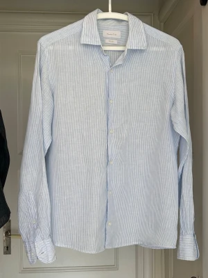 Massimo Dutti linneskjorta  - Stilig och skön Massimo Dutti skjort i 100% linne | I storlek M | Mycket bra skick | Randigt lodrätt mönster | Allt tvättas innan det skickas iväg | Skriv om minsta funderingar | 