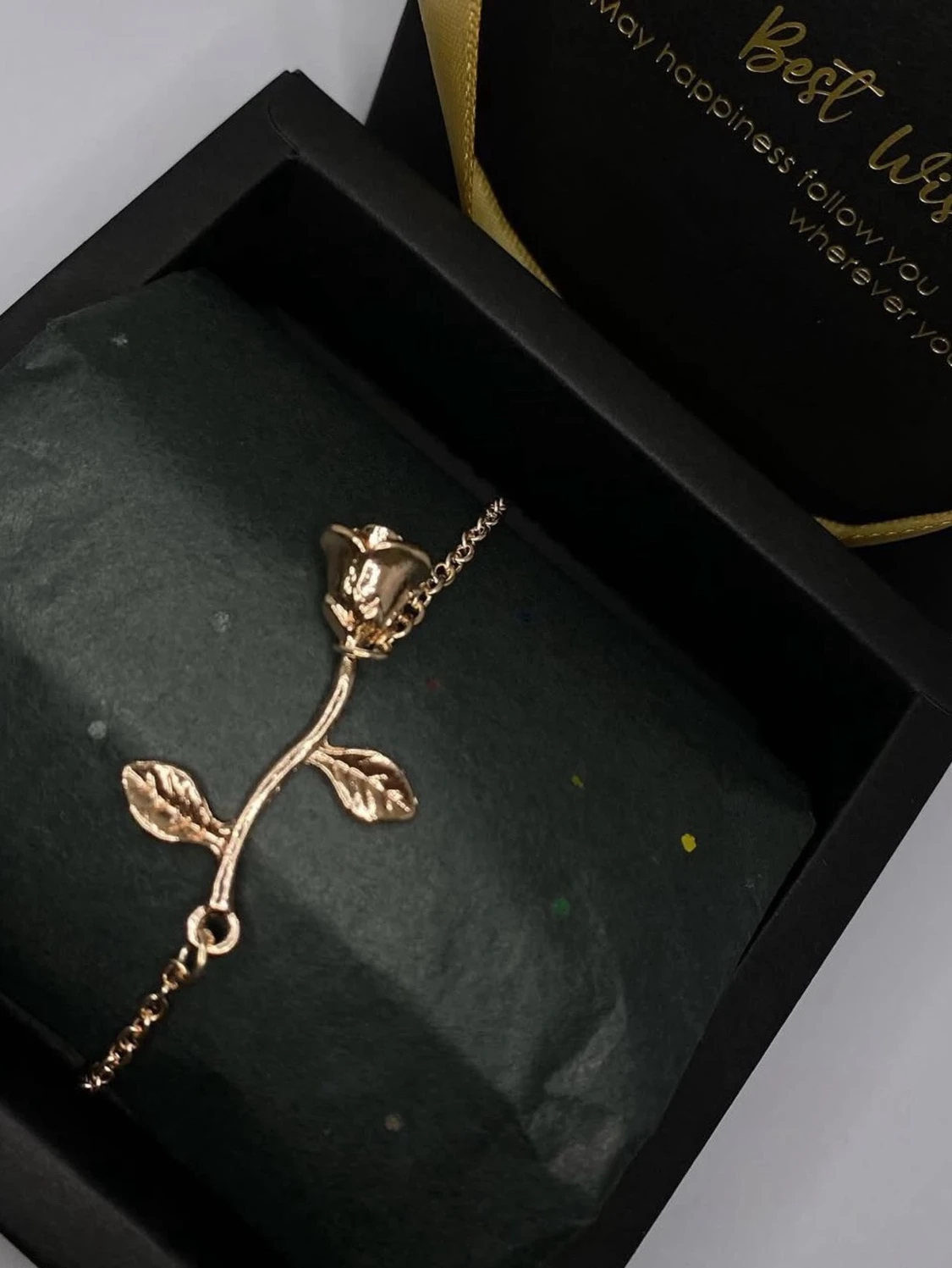 Rosformade armband i guld och silver