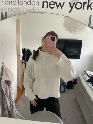 Vit stickad tröja - Vit stickad tröja med högre krage. Strl S, köpt på Ullared. Använd fåtalet gånger