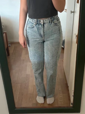 Jeans - Ljusblåa jeans med vida ben och hög midja. Från New Yorker i mycket fint skick. Två fickor framtill och två bakfickor. Material: Bomull, Polyester, Viskos