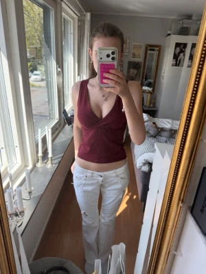 Vinröd omlott linnetopp💞 - Säljer en vinröd omlott linnetopp med djup v-ringning och breda axelband. Toppen är croppad och har en slim passform som framhäver figuren. Perfekt för dig som gillar en enkel men snygg stil❣️
