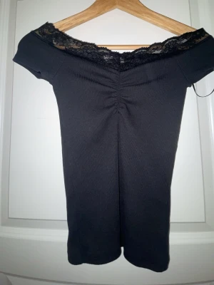 Nelly topp - Super söt of shoulder Nelly topp i stl xs superfint skick har aldrig kommit till användning är som ny fast utan lapp