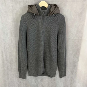 Massimo dutti cardigan  - Väldigt bra skick! Killen på bilden är 185 och bär L, passar även M