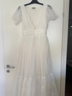 Lång klänning  - Jättefin vit klänning! Perfekt till bal eller liknande. Säljer då den va lite för stor för mig❤️