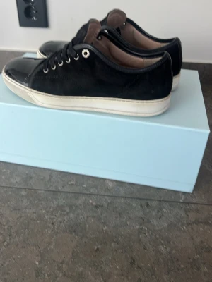 Sneakers  - Säljer mina lanvin. Bra skick och man får med lådan och allt inom det.