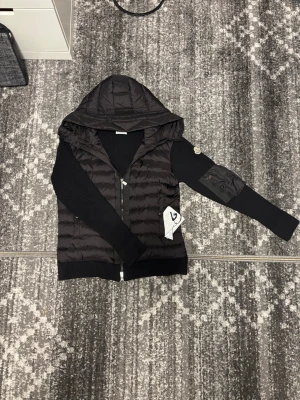 Moncler cardigan  - Moncler cardigan i svart i storlek S. Använd 1-2 gånger men inget dåligt på den , perfekt för våren, nfc funkar och den är ej riktig👍🏼