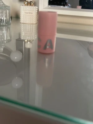 Rosa blush stick från caia - Säljer detta blush stick ifrån Caia cosmetics i färgen Bryce. Endast testad