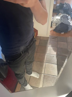 Svarta slim fit jeans - Säljer ett par svarta slim fit jeans med klassisk femficksdesign och dragkedja. Jeansen har en snygg, smal passform och är tillverkade i ett stretchigt material som gör dem bekväma att bära. Perfekta för dig som gillar en stilren look.
